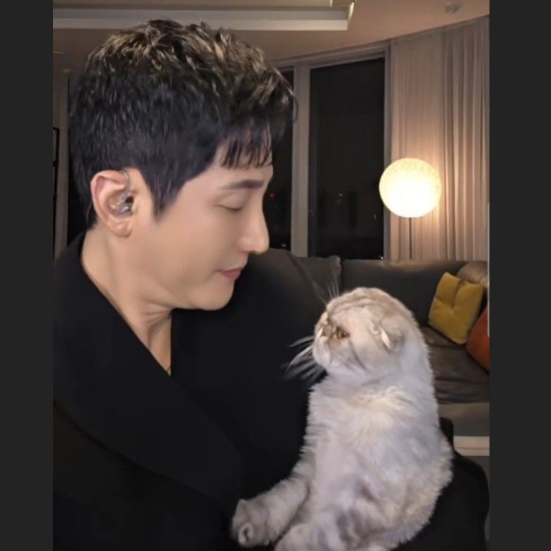 A moment captured by a fan of Park Sihoo