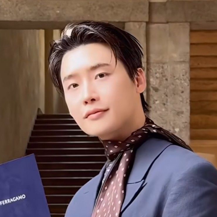 Recent activity shot of Lee Jongsuk