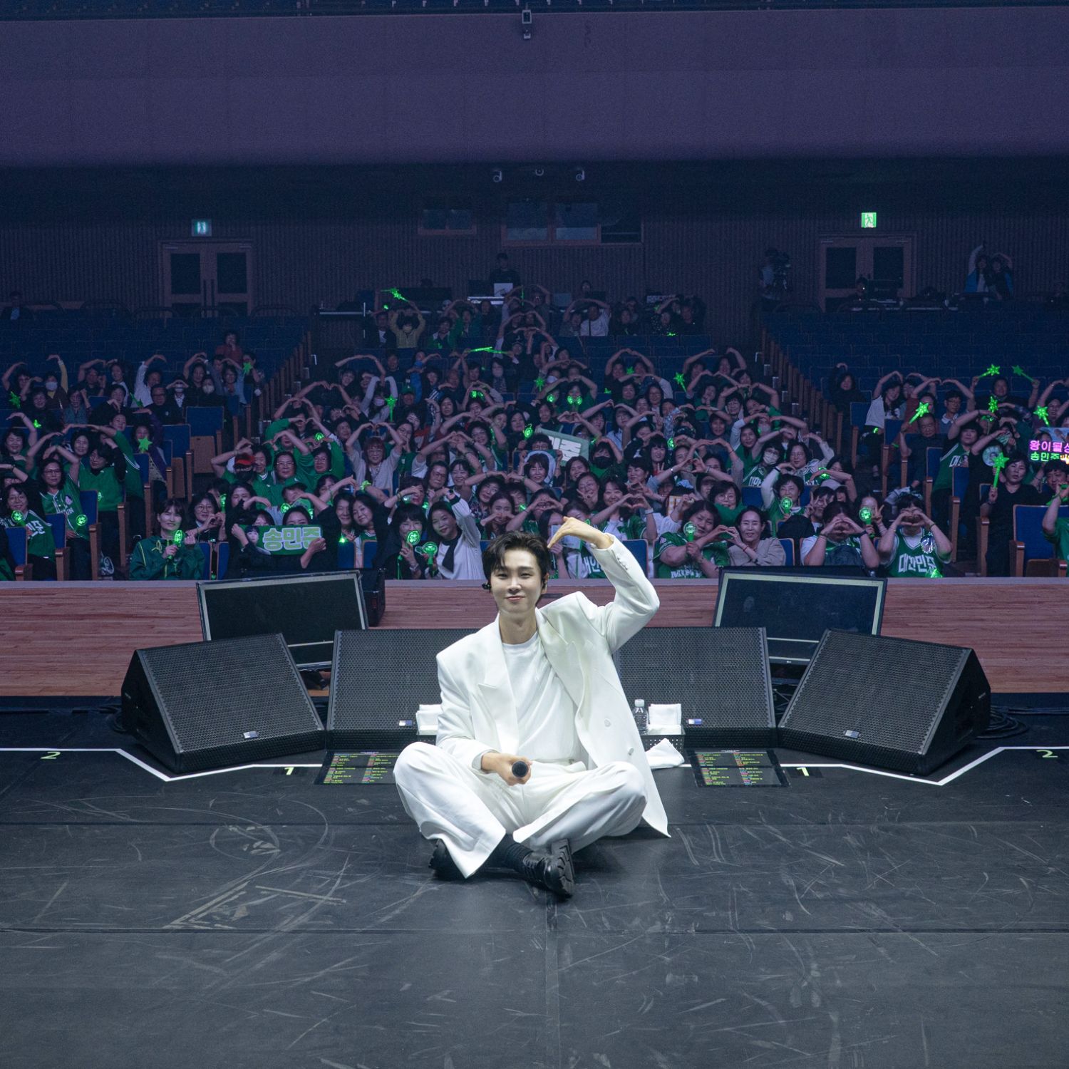 A moment captured by a fan of Song Minjun