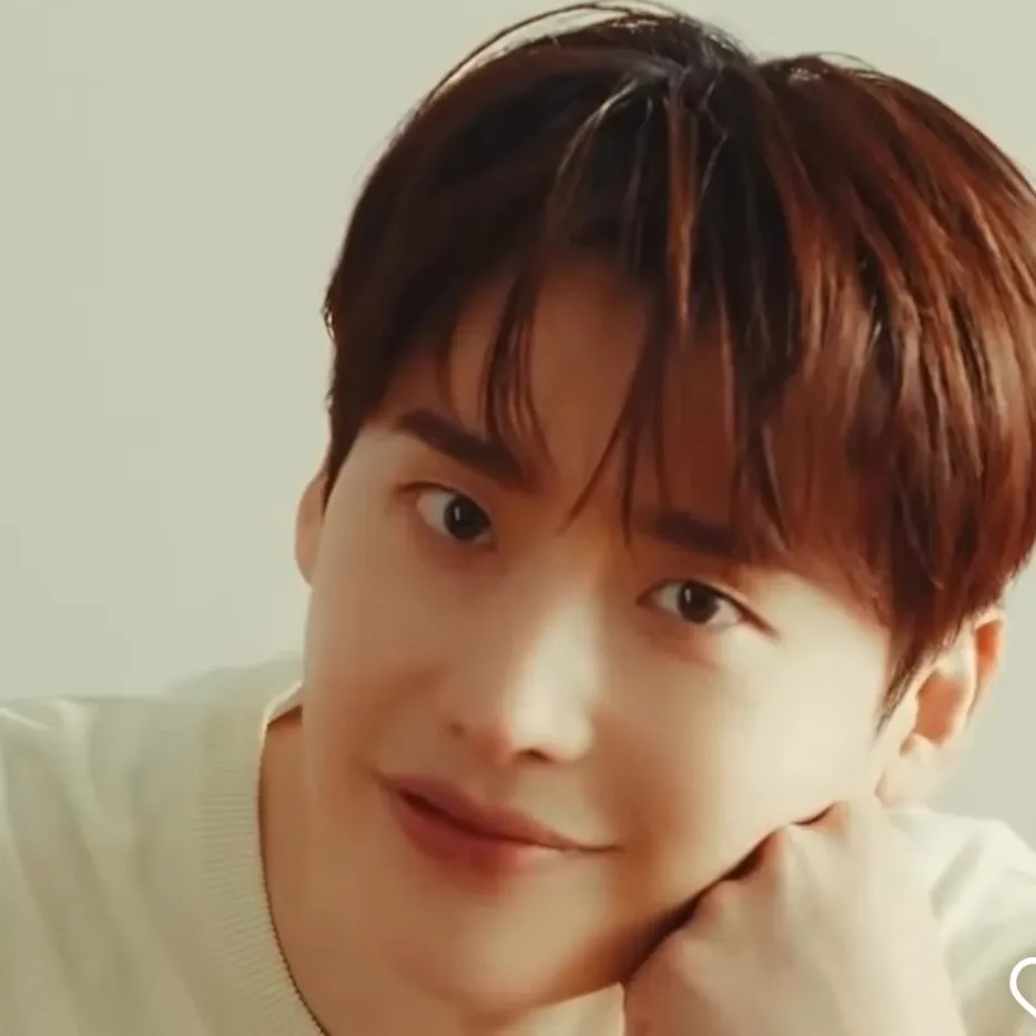 A moment captured by a fan of Lee Jongsuk