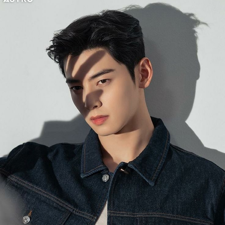Behind-the-scenes cut of Cha Eunwoo