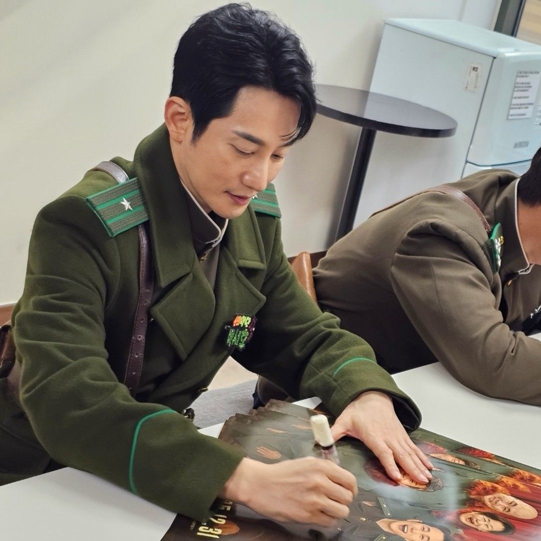 Behind-the-scenes cut of Park Sihoo