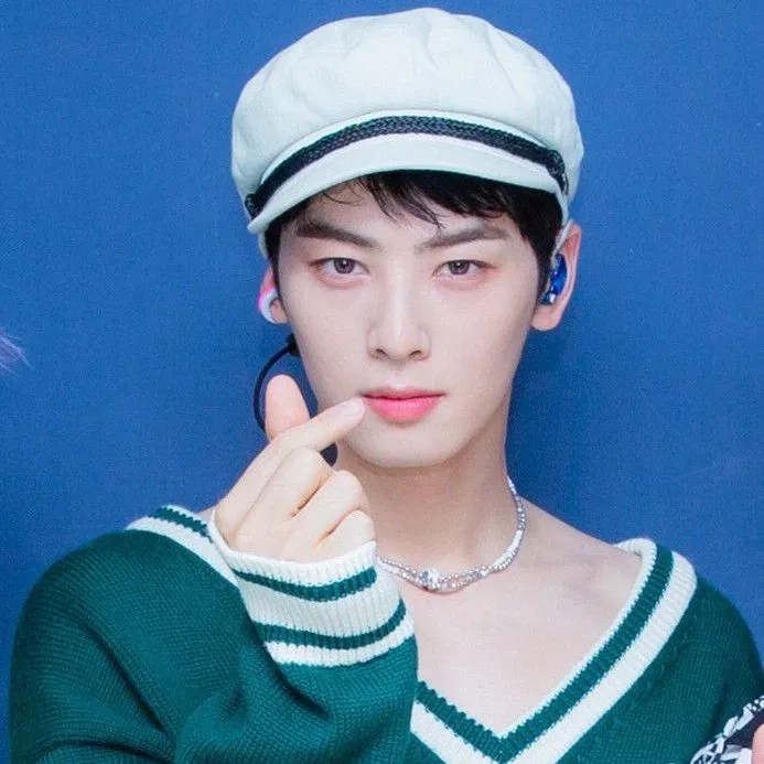 Behind-the-scenes cut of Cha Eunwoo