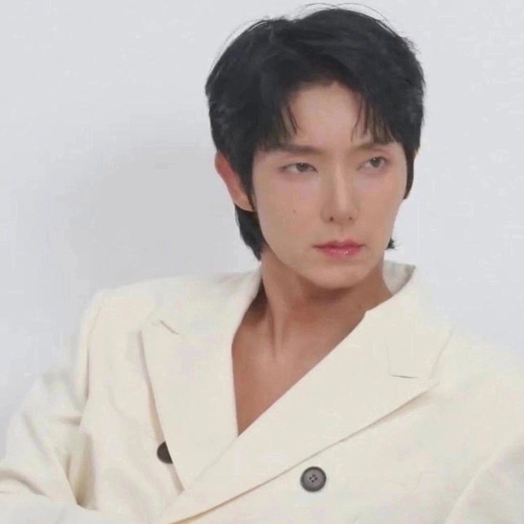 Behind-the-scenes cut of Lee Joongi