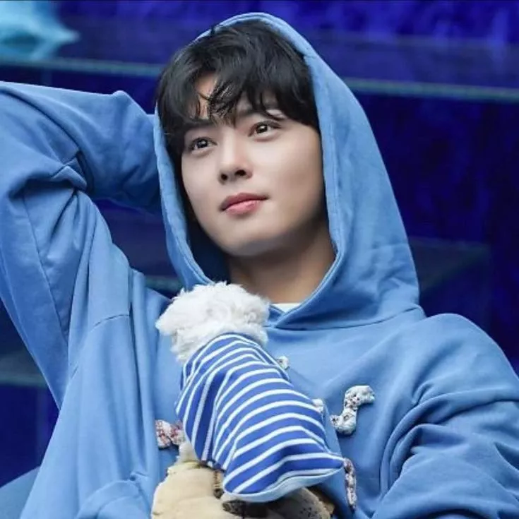 A moment captured by a fan of Cha Eunwoo