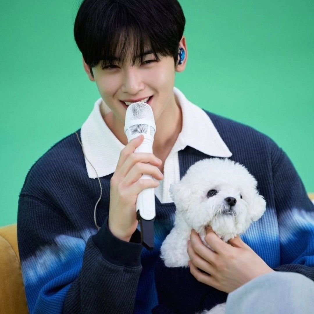 Behind-the-scenes cut of Cha Eunwoo