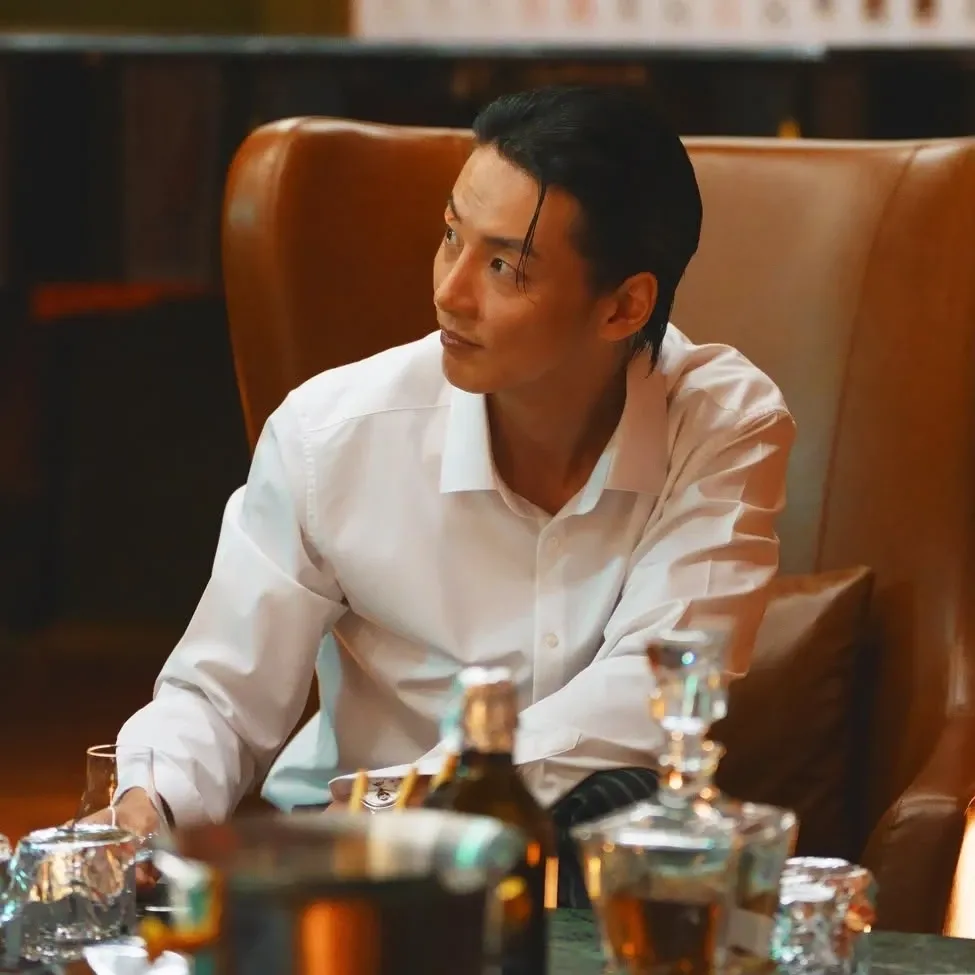 Behind-the-scenes cut of Yoon Shiyoon