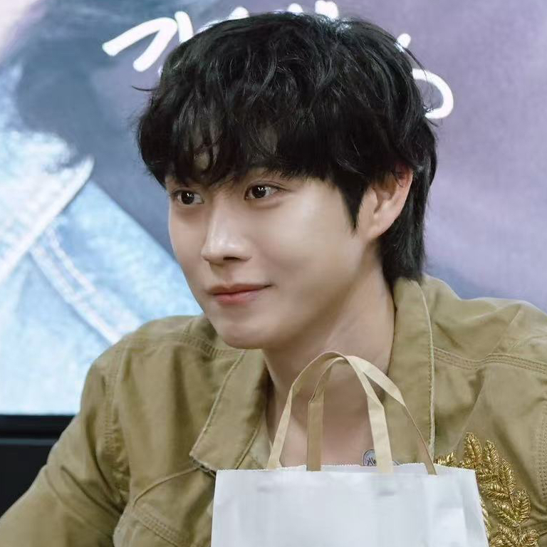 Behind-the-scenes cut of Kim Youngdae