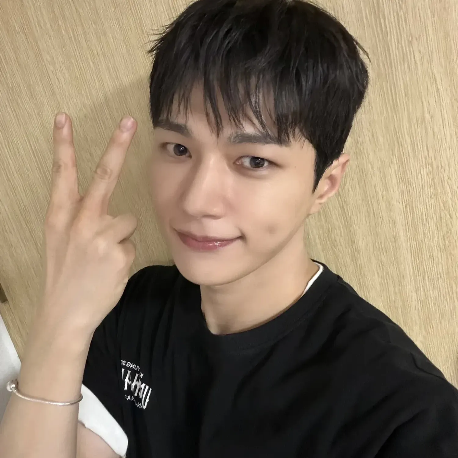 Latest photo of Kim Myungsoo (L)