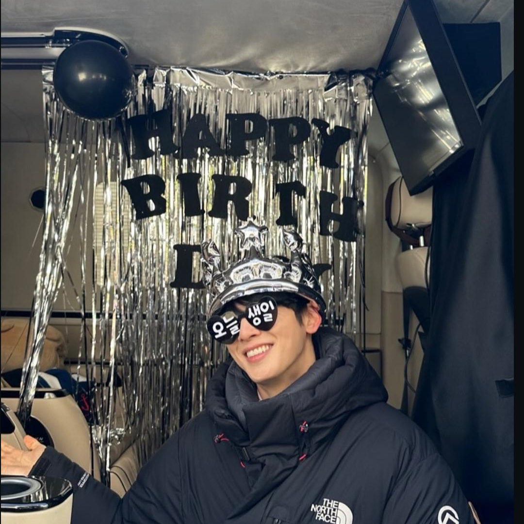 Behind-the-scenes cut of Cha Eunwoo