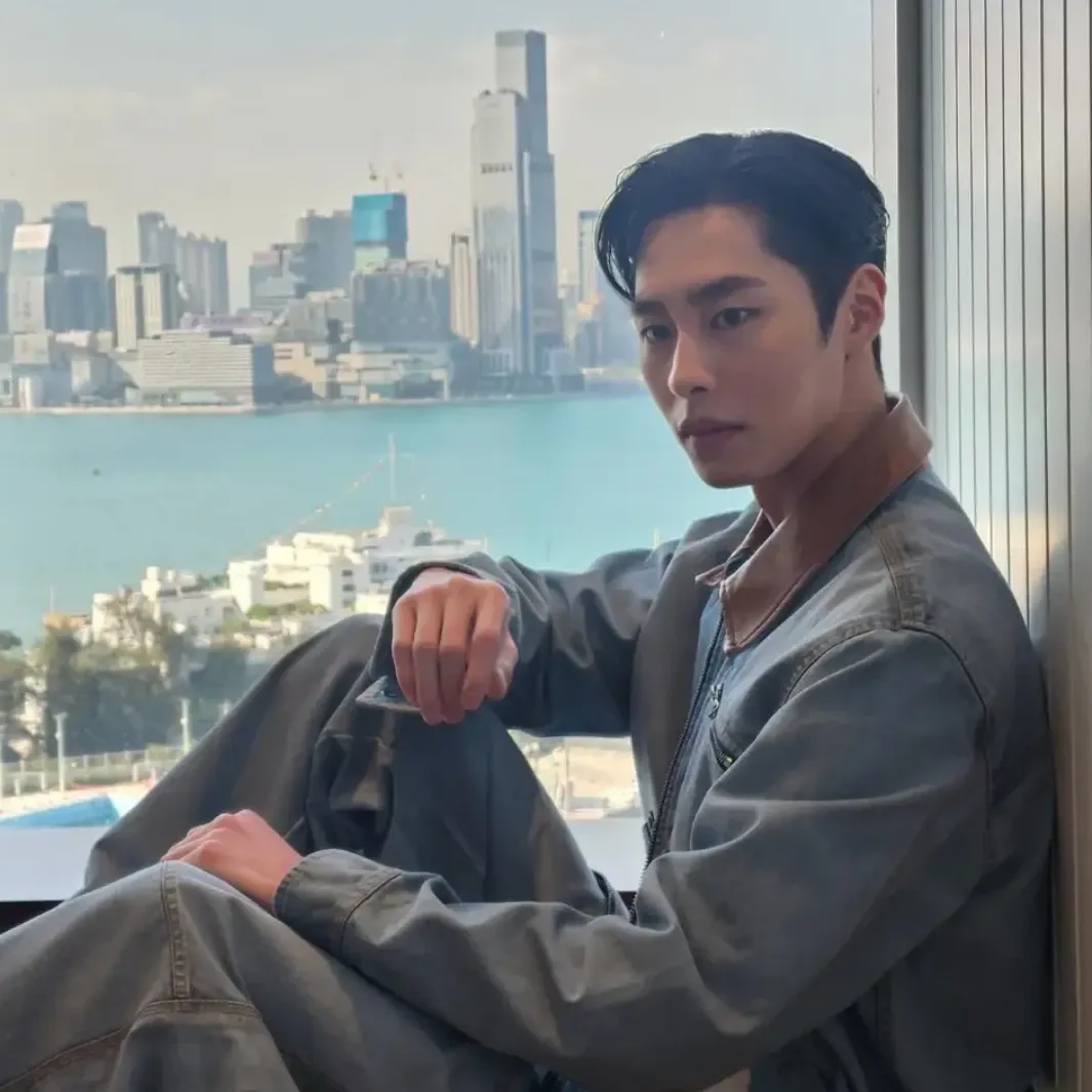 Behind-the-scenes cut of Lee Jaewook