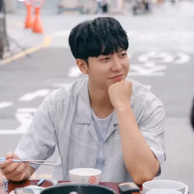 Behind-the-scenes cut of Lee Seunggi