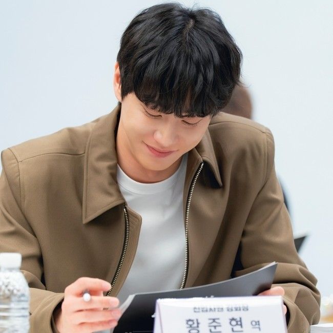 Behind-the-scenes cut of Lee Junyoung