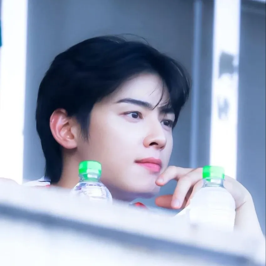 Behind-the-scenes cut of Cha Eunwoo