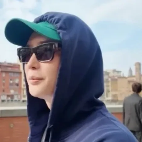 A moment captured by a fan of Lee Jongsuk