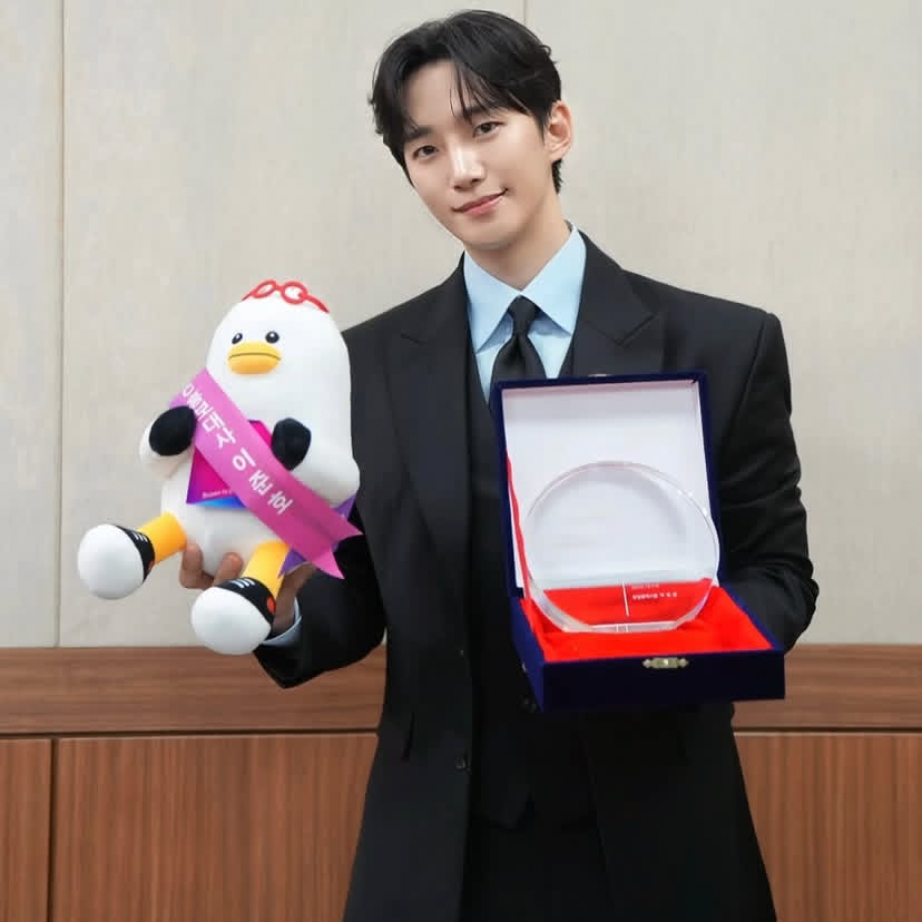 イ・ジュノのビハインドカット