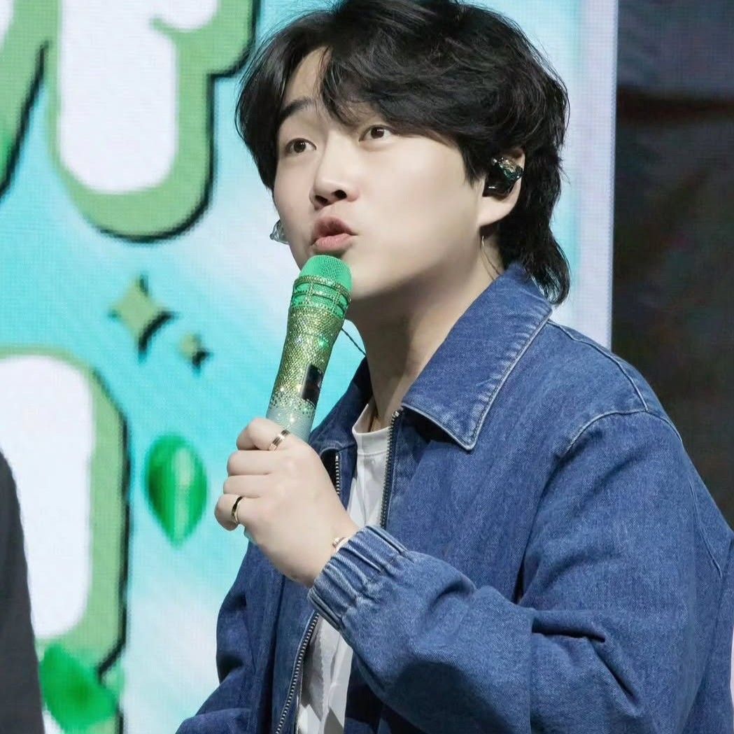 A moment captured by a fan of Hwang Youngwoong