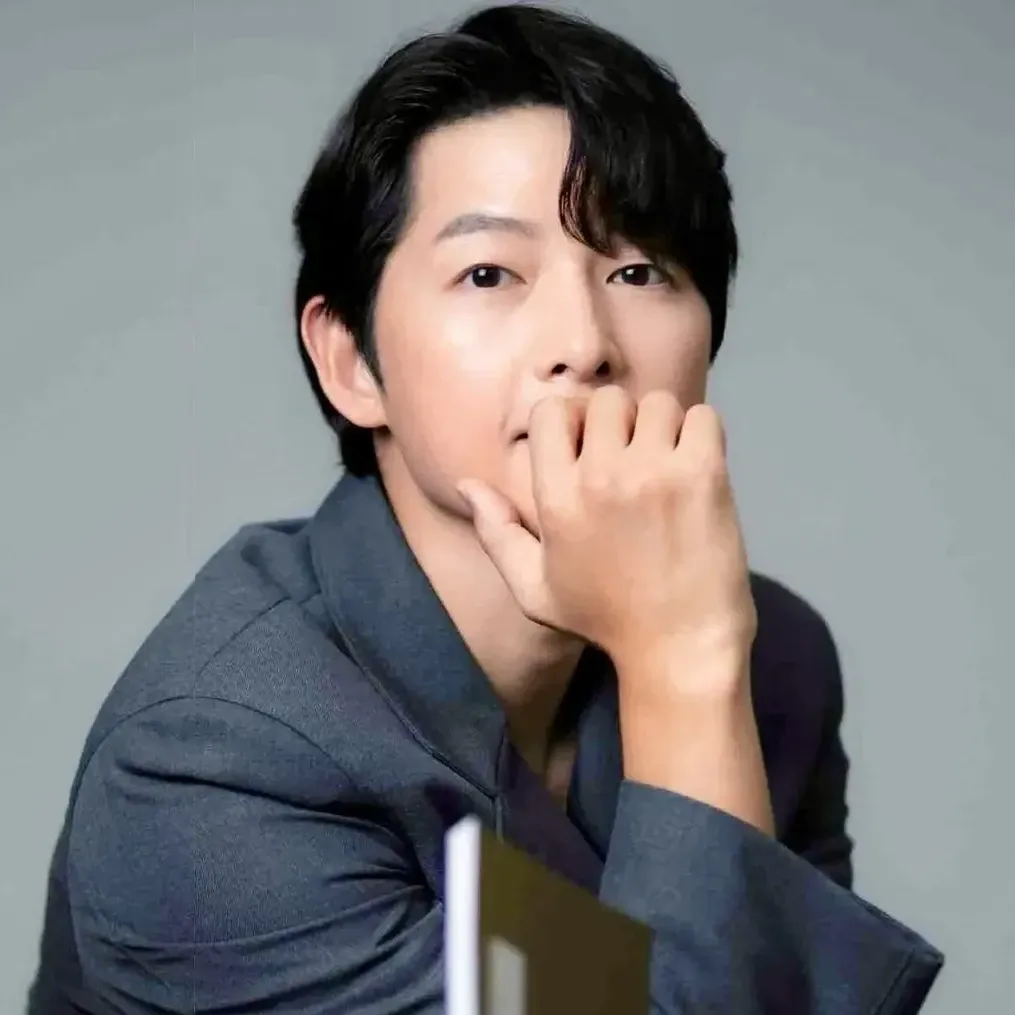 A moment captured by a fan of Song Joongki