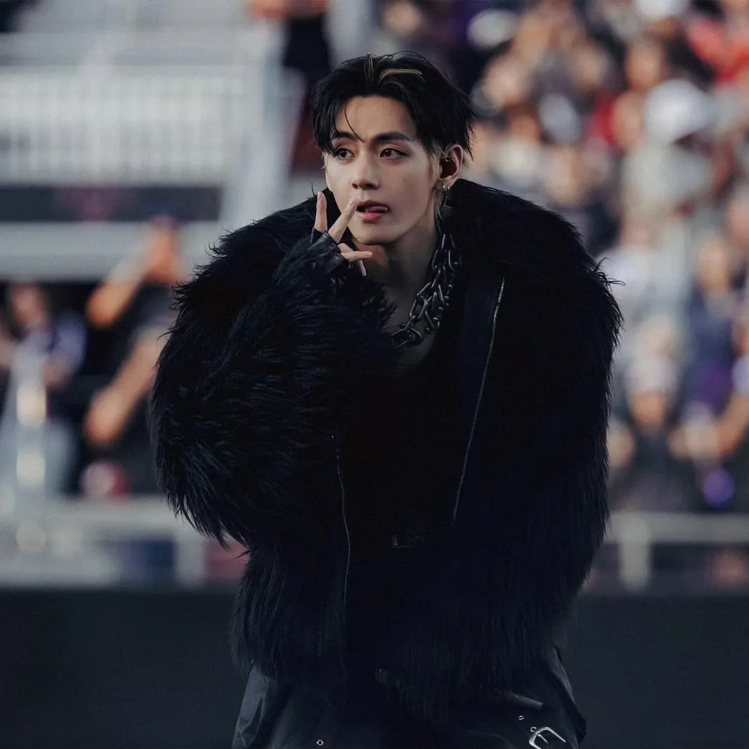 Behind-the-scenes cut of Kim Woobin