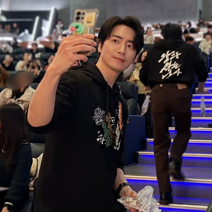 Behind-the-scenes cut of Lee Joonhyuk