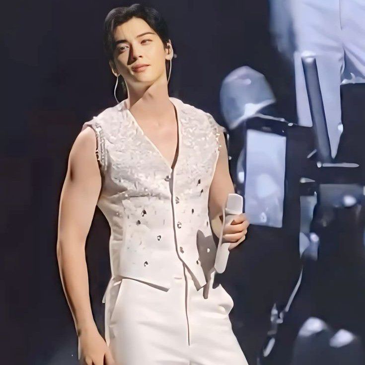 Latest photo of Cha Eunwoo