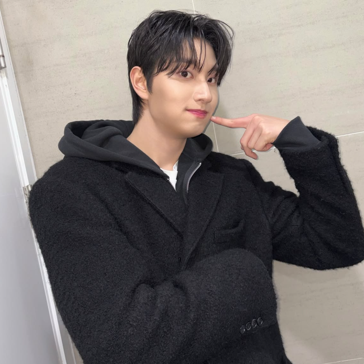 Behind-the-scenes cut of Kim Jaewon