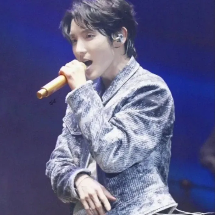 A moment captured by a fan of Lee Joongi