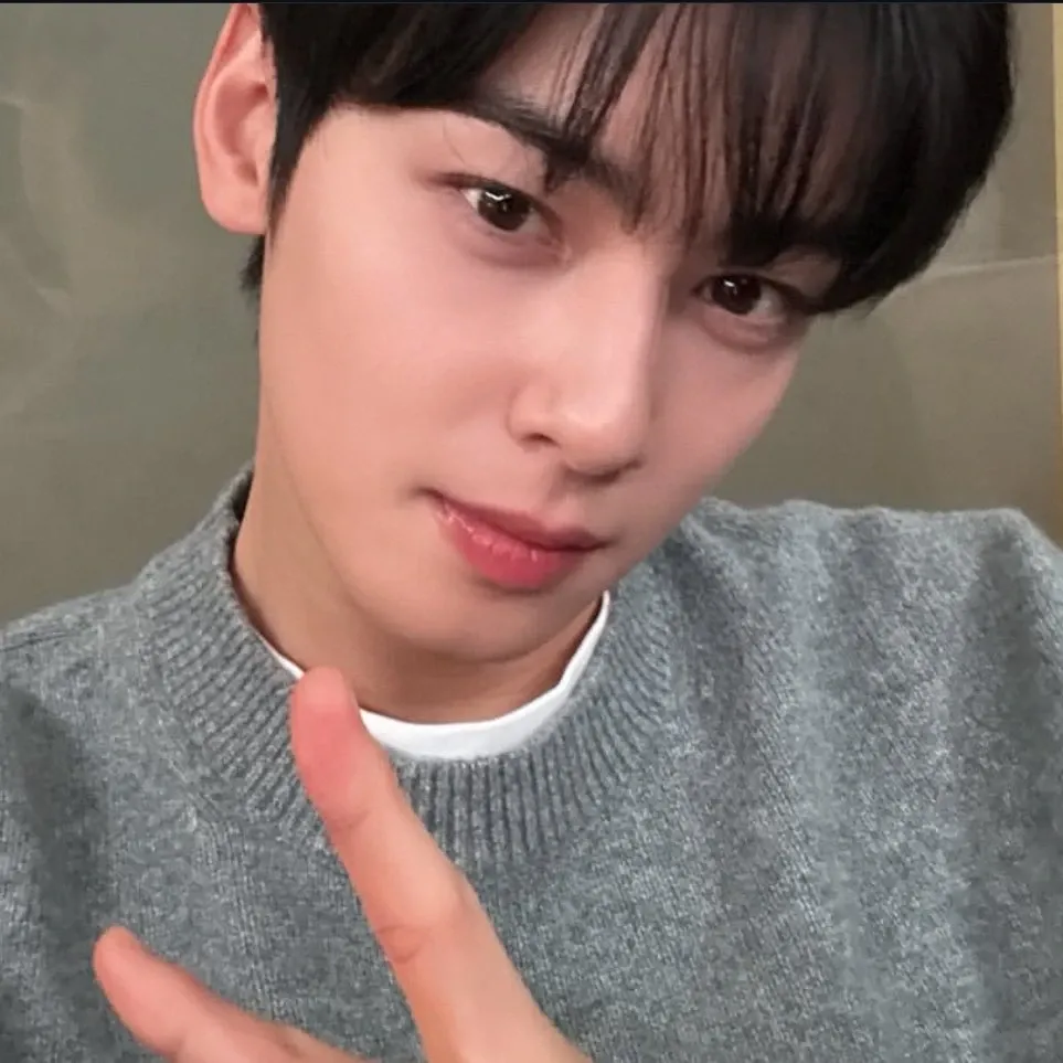 Behind-the-scenes cut of Cha Eunwoo