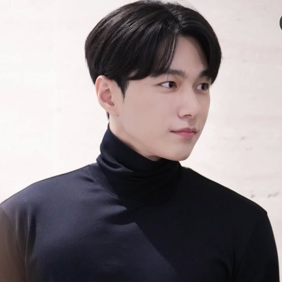 Behind-the-scenes cut of Kim Myungsoo (L)