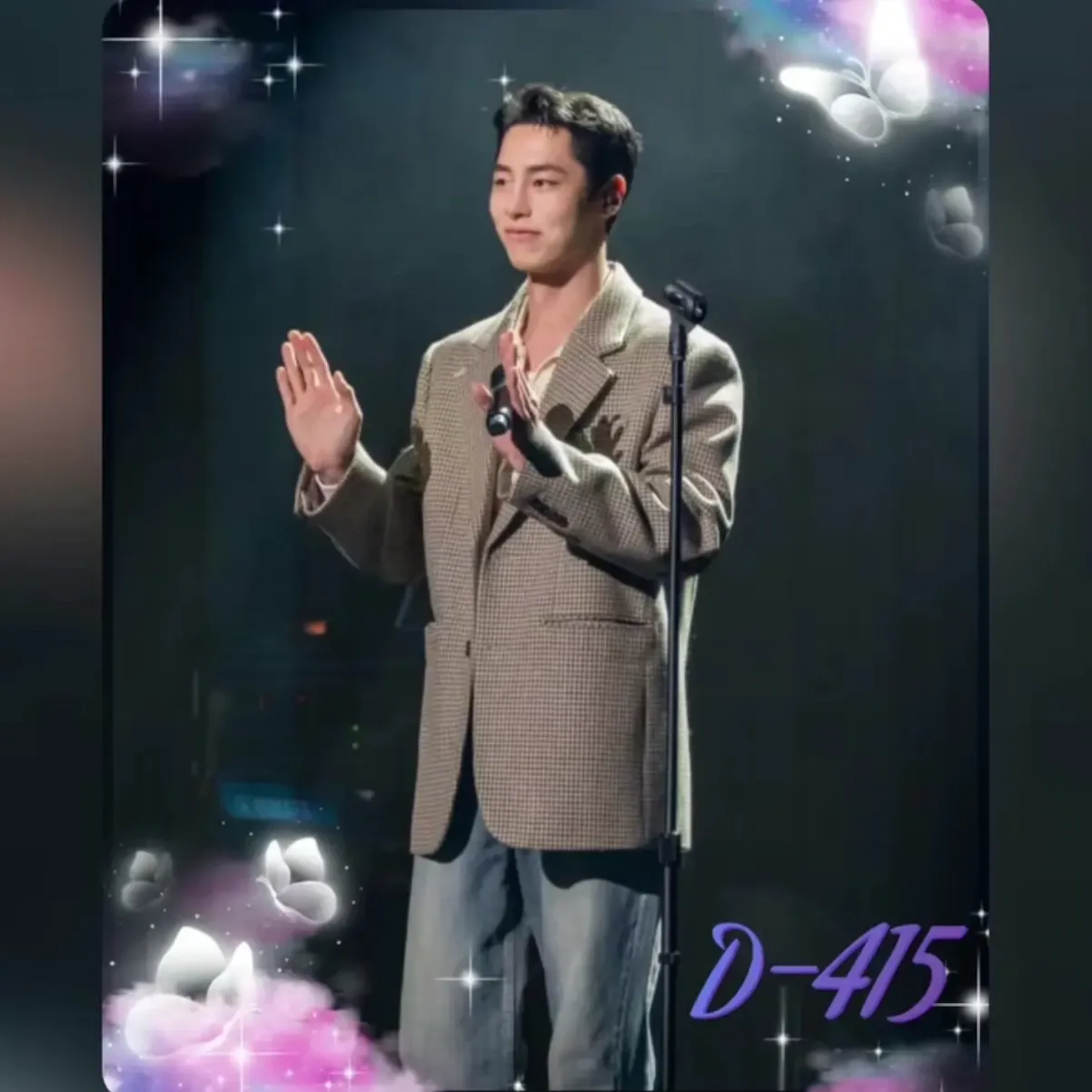 A moment captured by a fan of Lee Jaewook