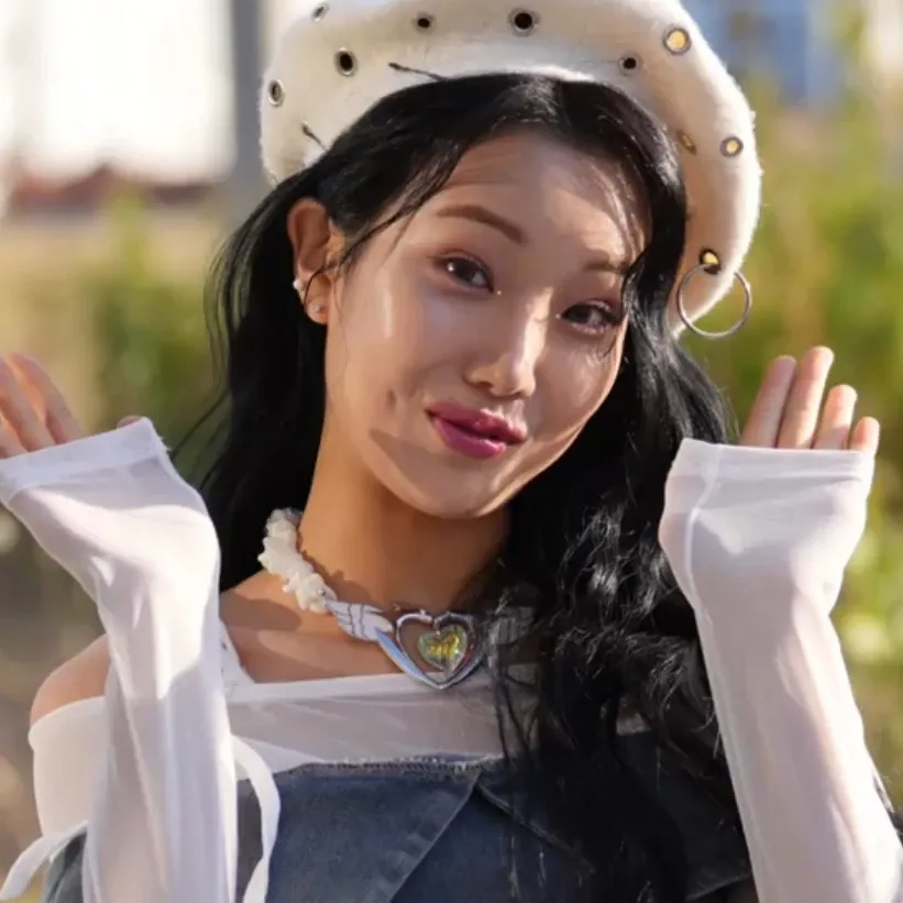 Recent activity shot of Kim Soyeon (2004)