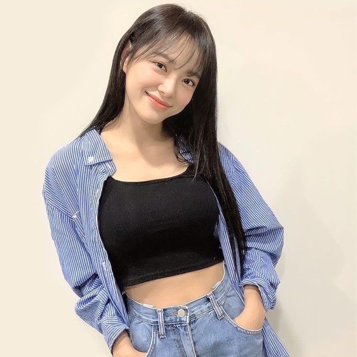 Behind-the-scenes cut of Kim Sejeong