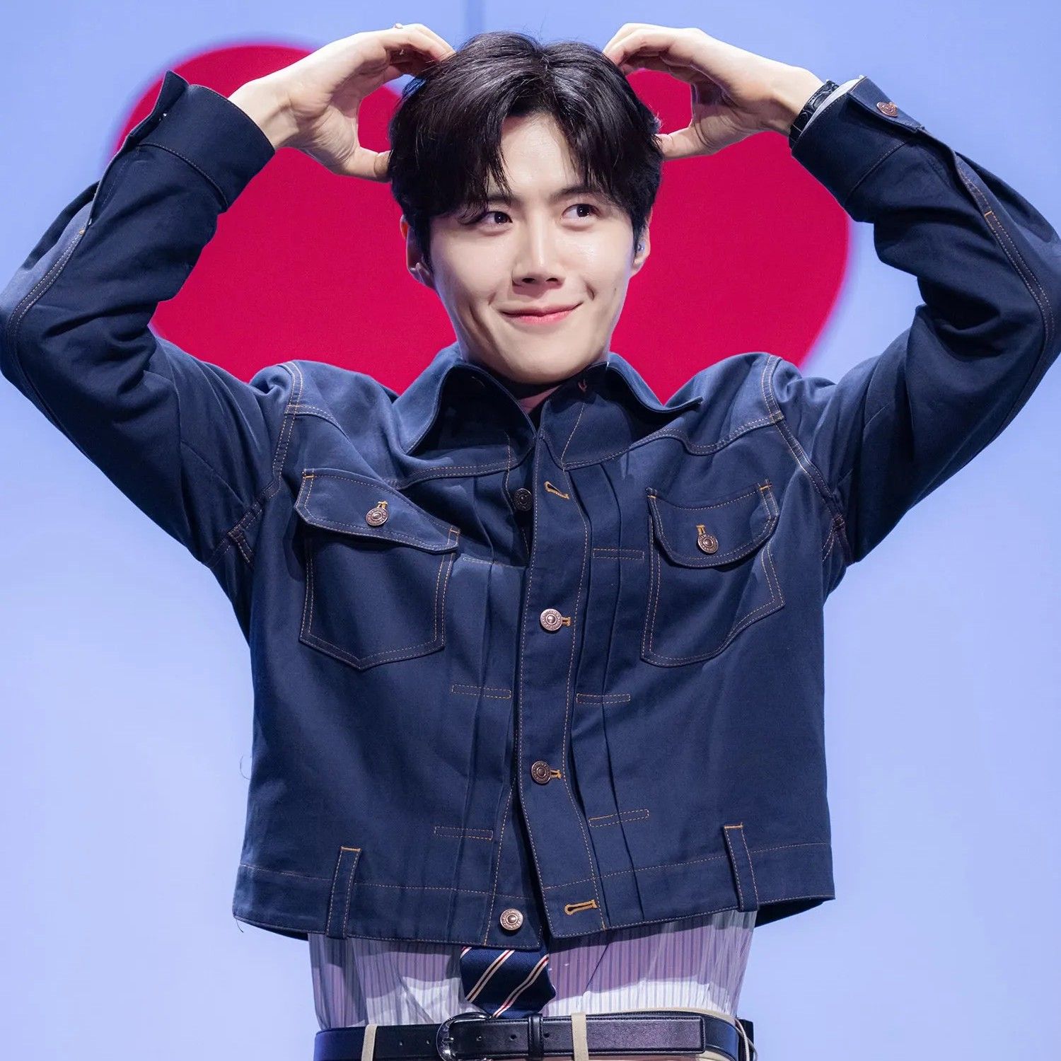 粉丝拍下的金宣虎瞬间