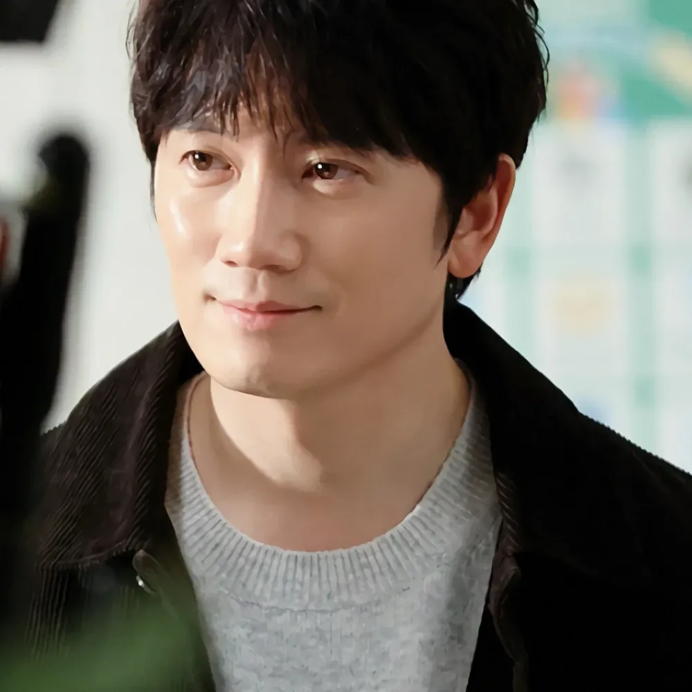Behind-the-scenes cut of Ji Sung