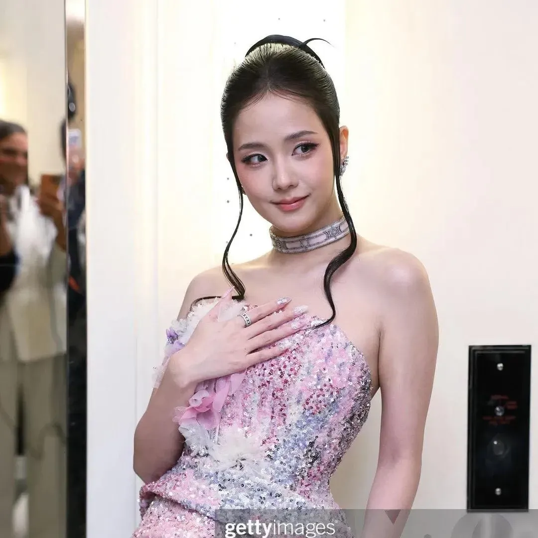 Latest photo of Jisoo (1995)