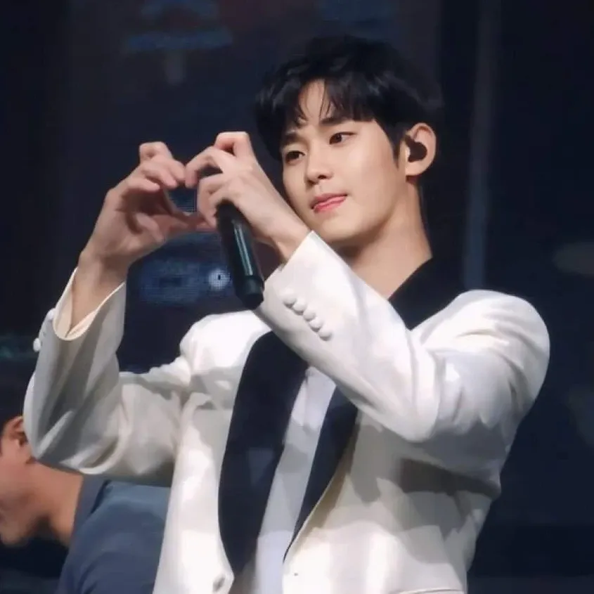 A moment captured by a fan of Kim Soohyun