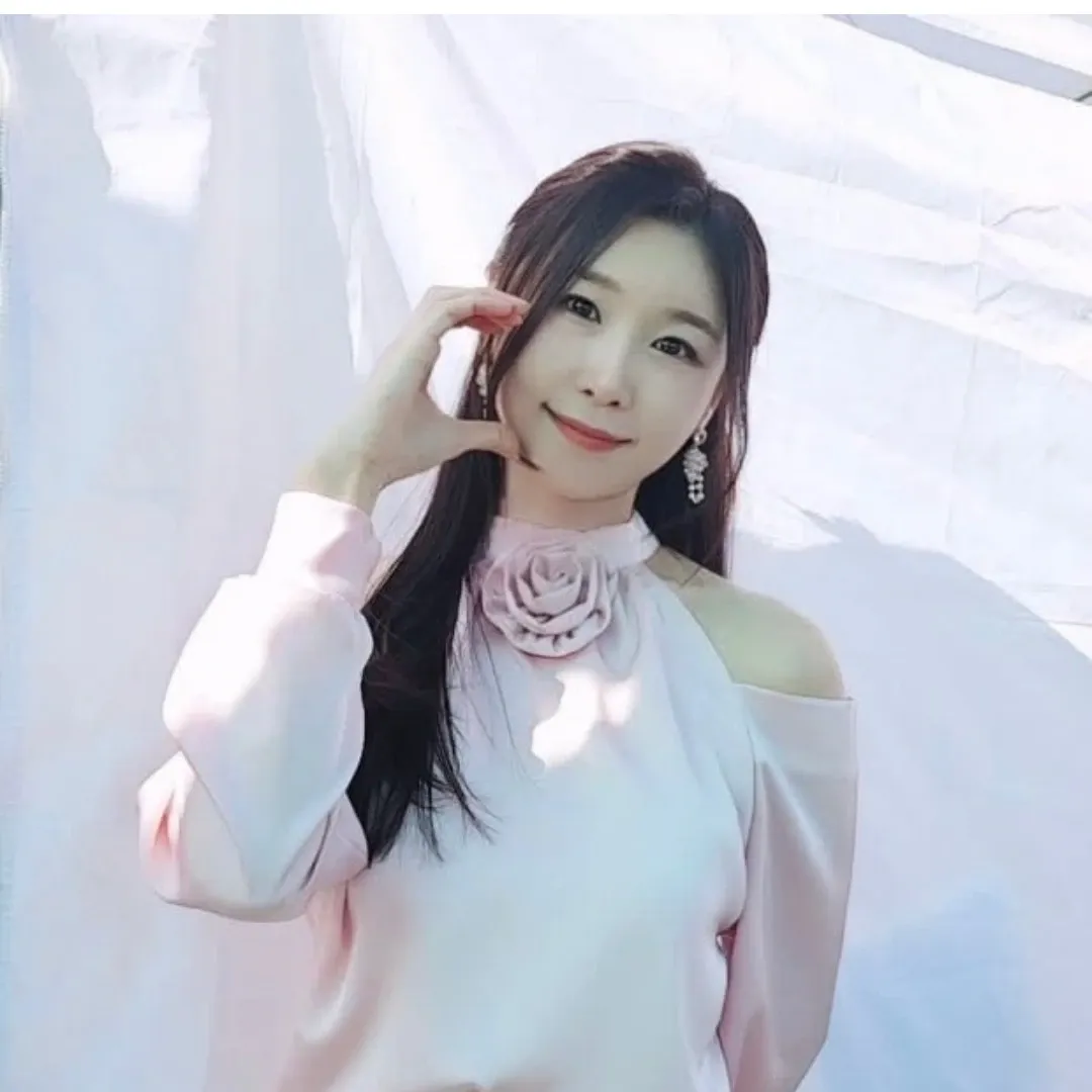 Behind-the-scenes cut of Lee Sona