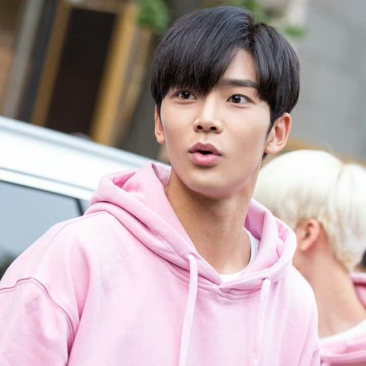 Momen yang diabadikan oleh penggemar Rowoon