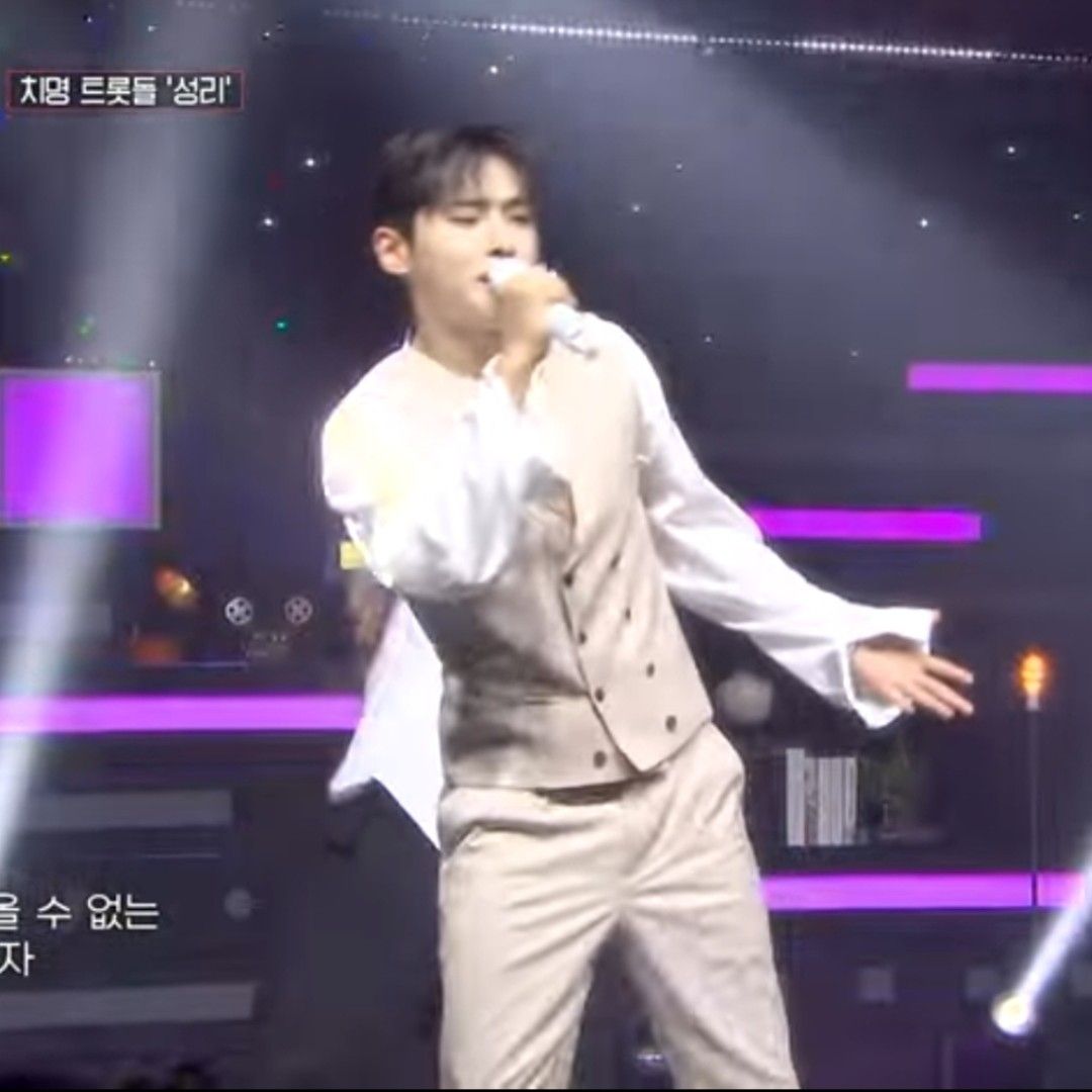 A moment captured by a fan of Seong Ri