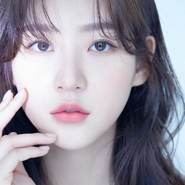 Popular profile photo of Kim Saeron loved by fans