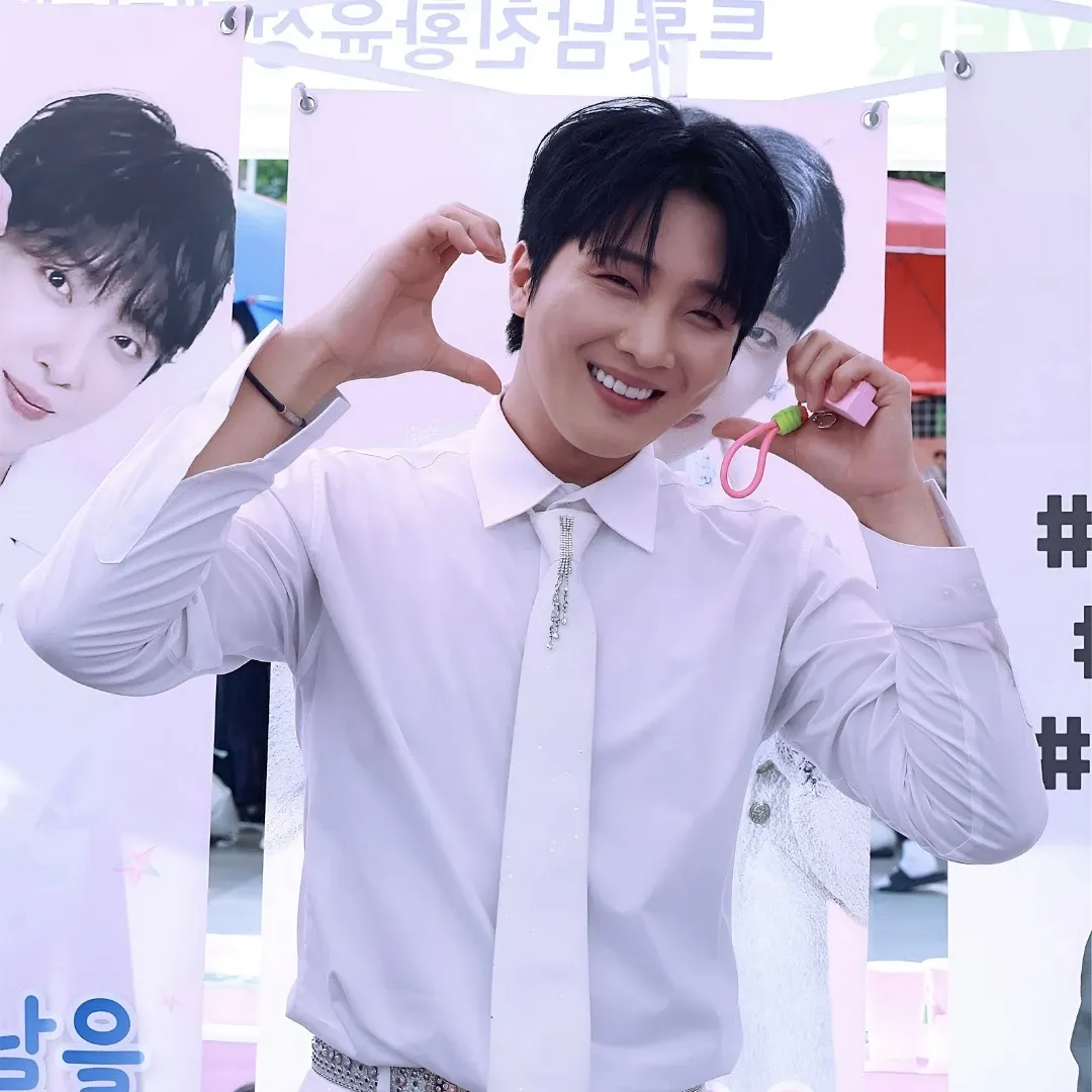 A moment captured by a fan of Hwang Yunsung