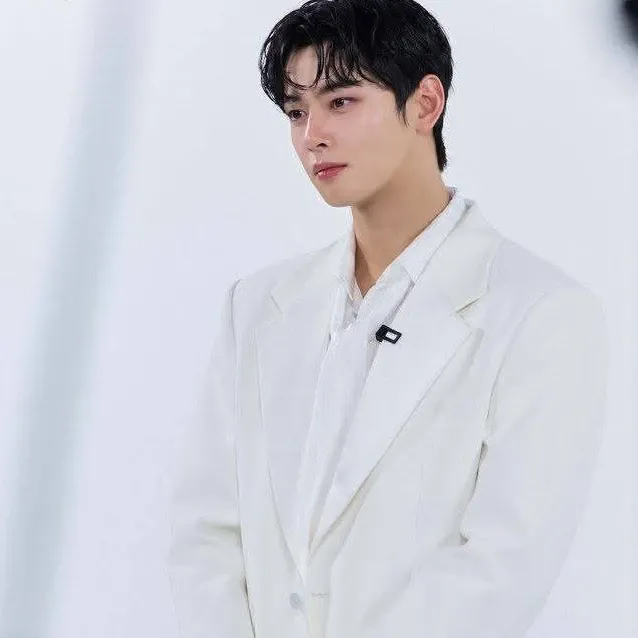 Behind-the-scenes cut of Cha Eunwoo