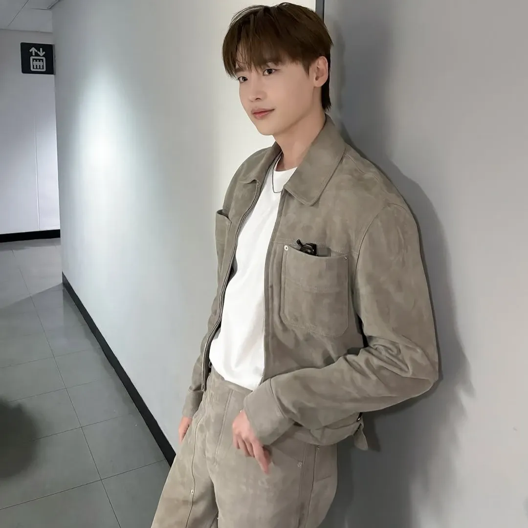 A moment captured by a fan of Lee Jongsuk