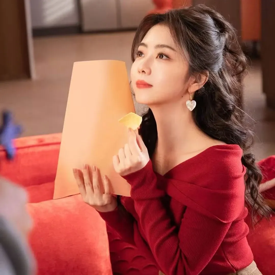 Behind-the-scenes cut of Tan Song Yun