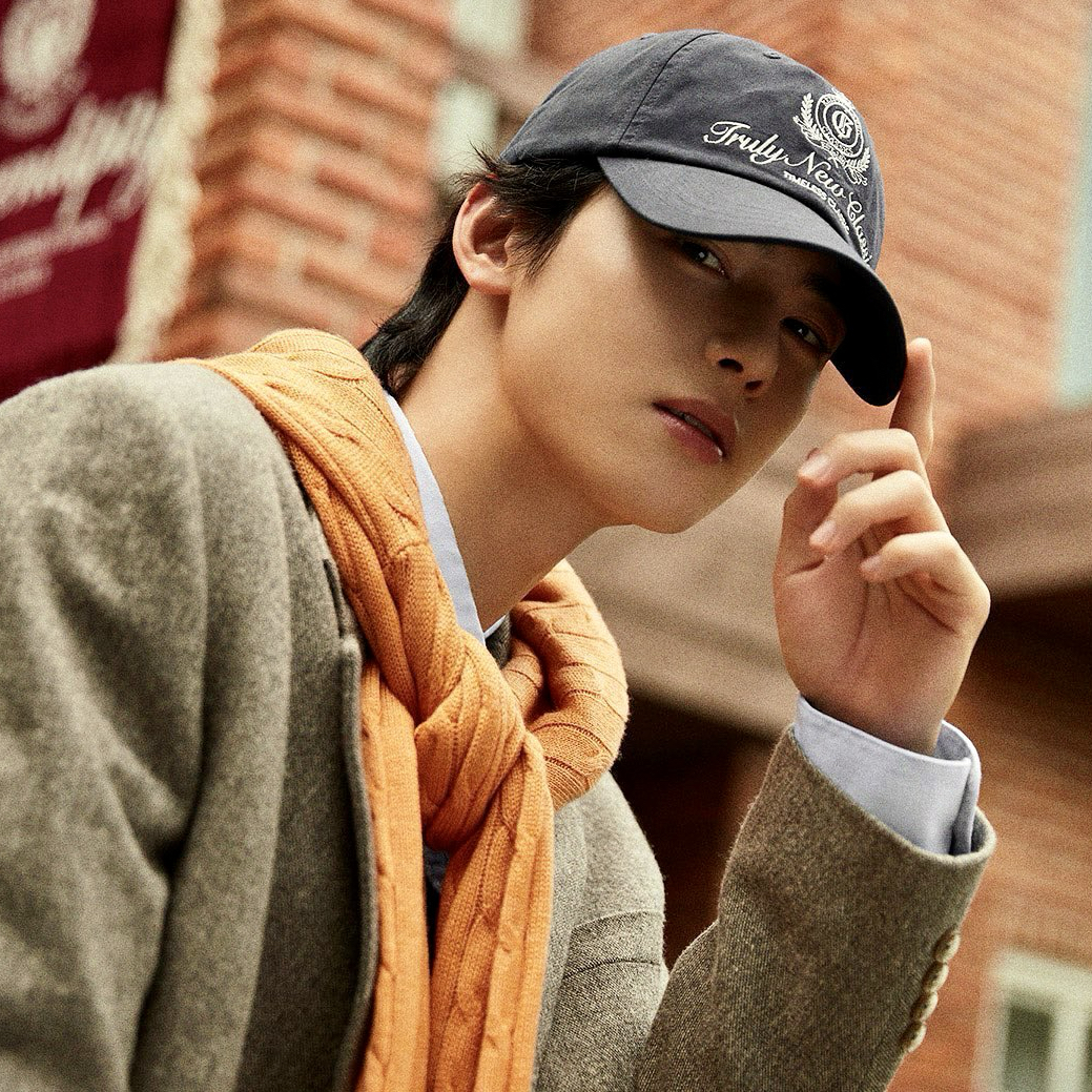 Behind-the-scenes cut of Cha Eunwoo