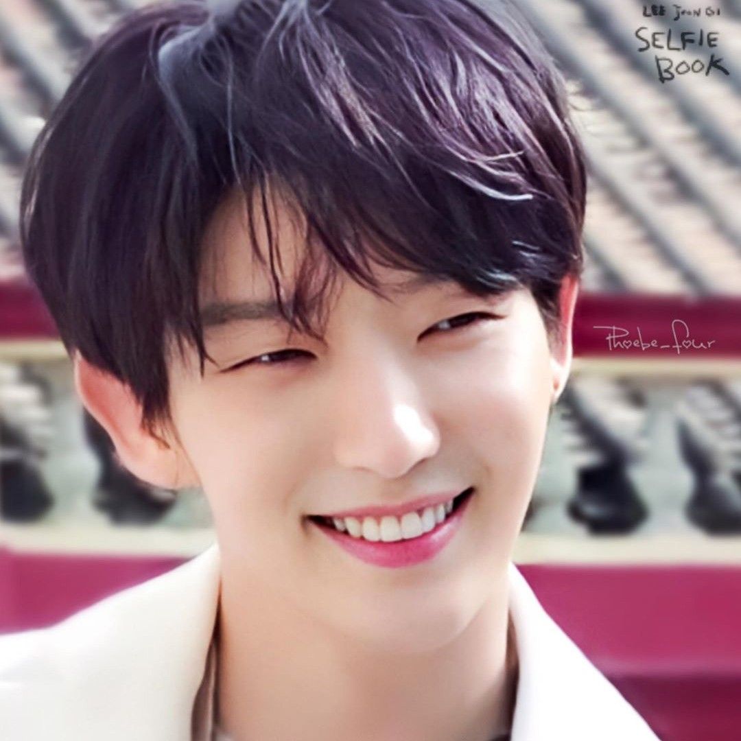 A moment captured by a fan of Lee Joongi