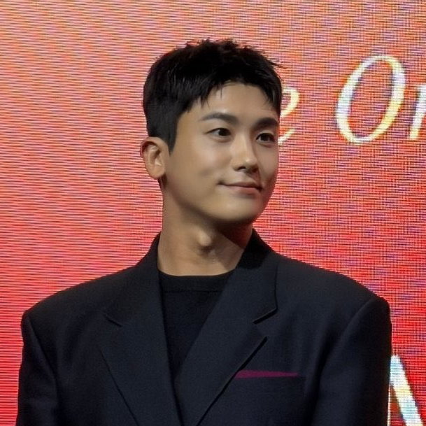 A moment captured by a fan of Park Hyungsik