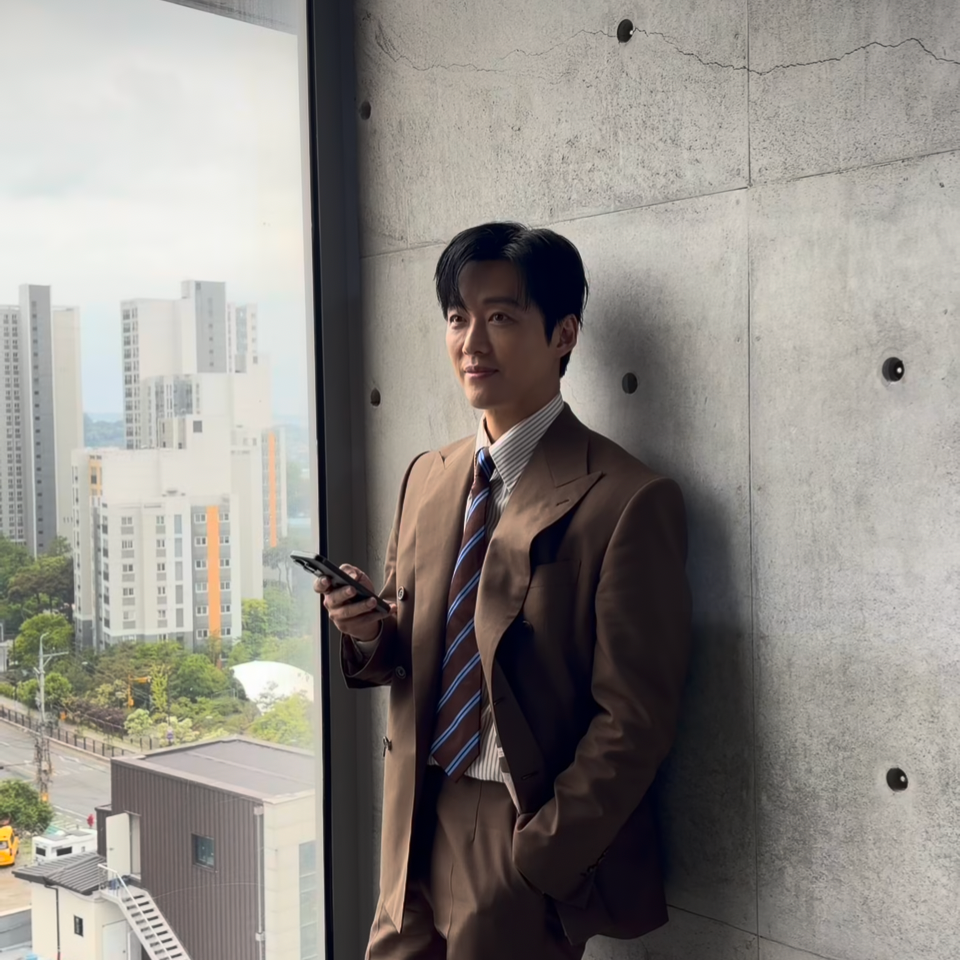 Behind-the-scenes cut of Namkoong Min