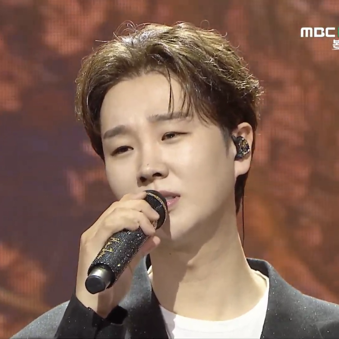 A moment captured by a fan of Song Minjun