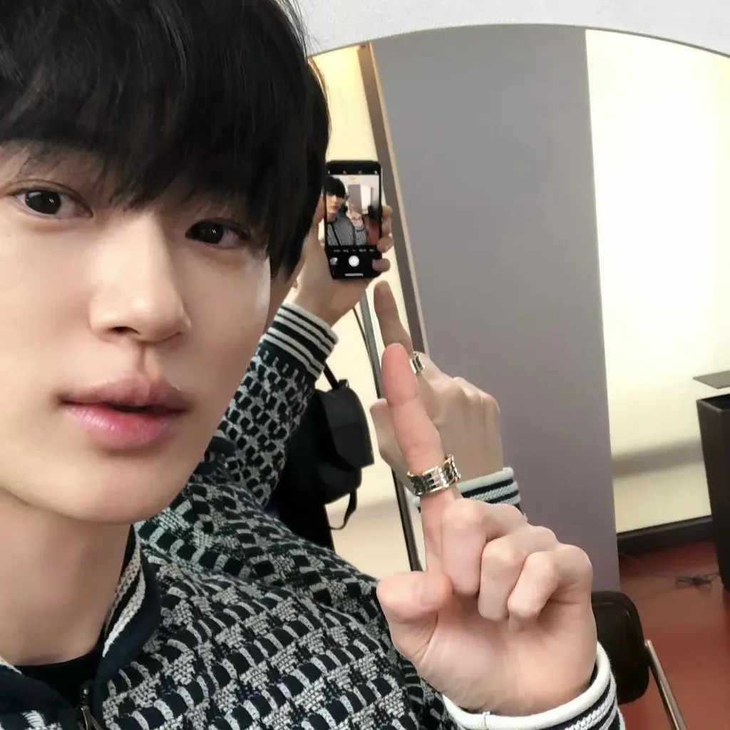 Behind-the-scenes cut of Byeon Wooseok